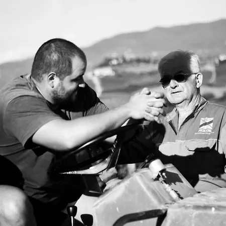 مزرعة للإقامة Tenuta Di Colle Alberti Agriturismo *